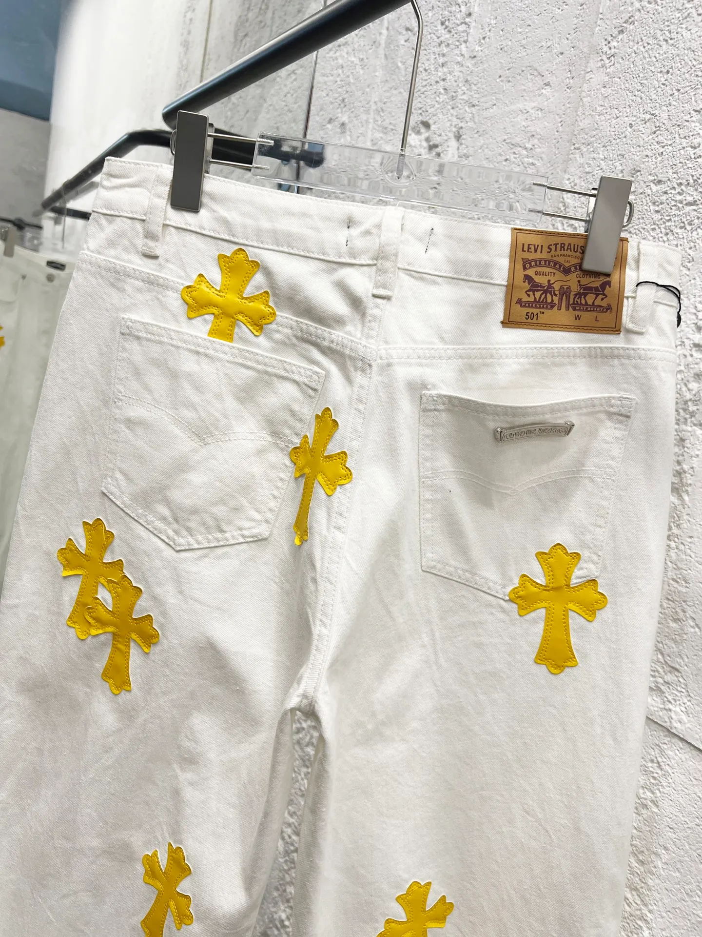 P230 Style number: H850 Chrome hearts & Chrome hearts 25ss yellow cross patch leather jeans Chrome hearts’ logging pants are here! ! ! CH Croix Heart Double Knee Cross Patch Leather Bo1 Style Logging Pants Straight-leg Work Pants B136 Croix Heart Cross Sanskrit Overalls Price 24W Level, patchwork cross pattern embellishment, high-waisted washed jeans! ! Absolutely high-end luxury products, 1.9W level god-level single products, super popular products, made by top heavy industry, not to be missed. About Zangyin, this is an extremely luxurious fashion brand, which can also be called the nobles of the high street. It has always been an exclusive brand of some hipsters or rich second generation. Compared with ordinary high streets, it is more luxurious and noble. Compared with luxury brands, it has a more fashionable personality and has always been a brand that I have a special liking for. Imported yarn is custom-woven into a high-density twill canvas. While ensuring a stiff silhouette, the fabric feels very delicate. It follows the B01 classic silhouette. The upper body is stiff and stylish. The ready-made garments are stone-ground and fermented and can be matched with any style. Buttons and zinc-brushed washable genuine YKK retro metal products. Double-layered canvas on the front. Perfect details. All hardware is perfect. Size: 30-32-34-36 Color: white pants and yellow leather